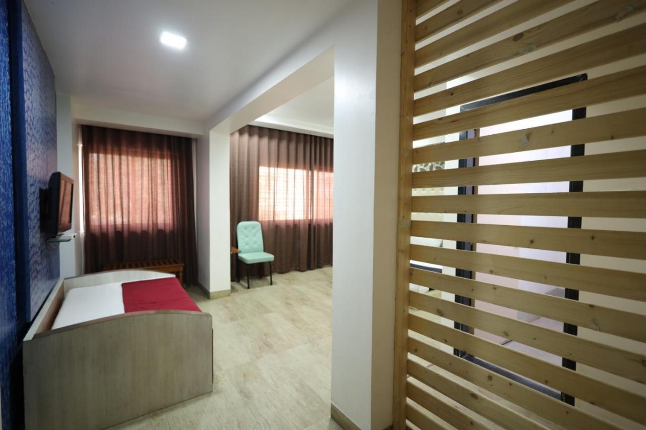 Saish Hotel 쉬르디 외부 사진